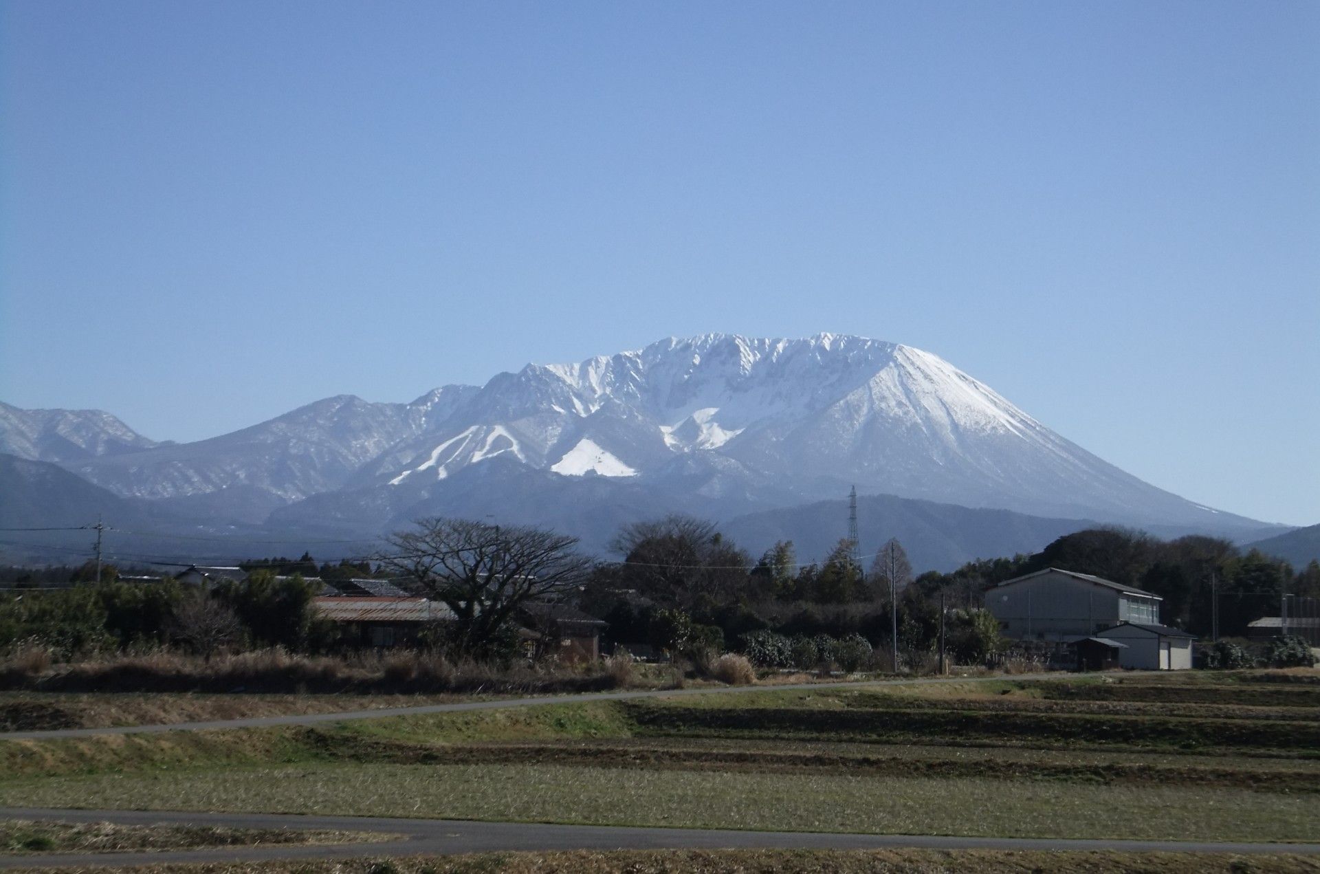 水色の床が特徴的なベランダ