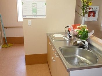 IHクッキングヒーター付きのキッチンには収納スペースが多くあり、花も飾られている。