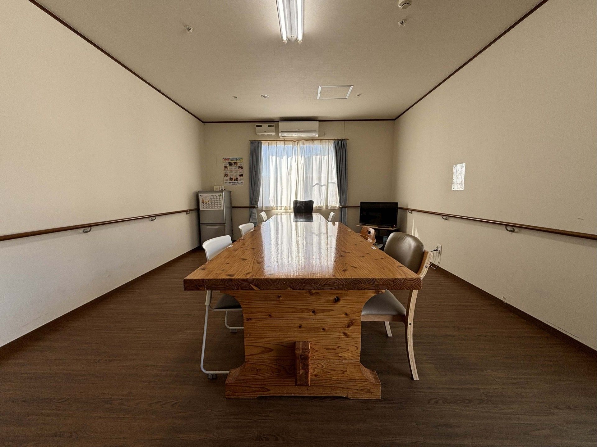 長テーブルのある部屋