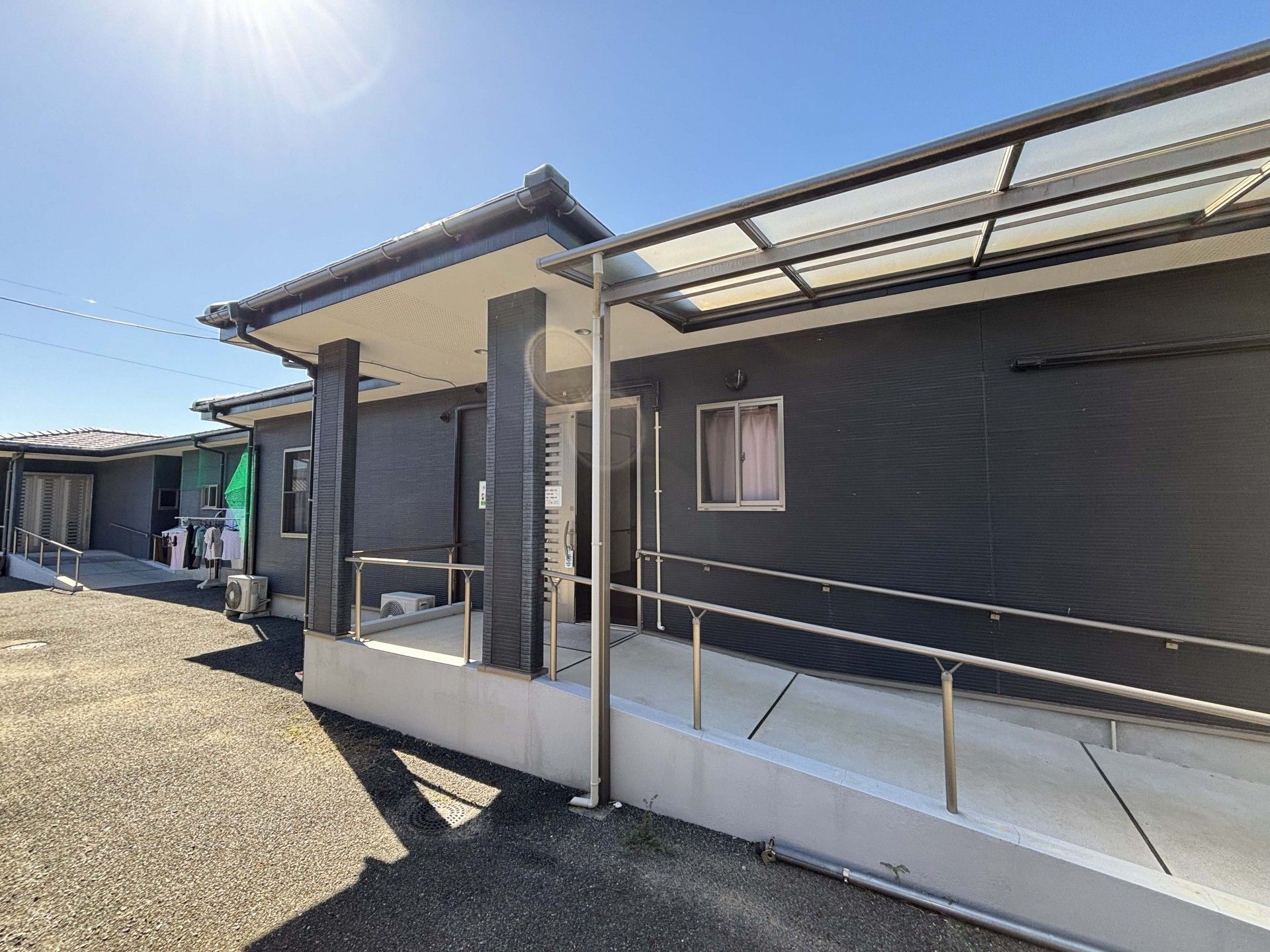 日差しが差し込む玄関