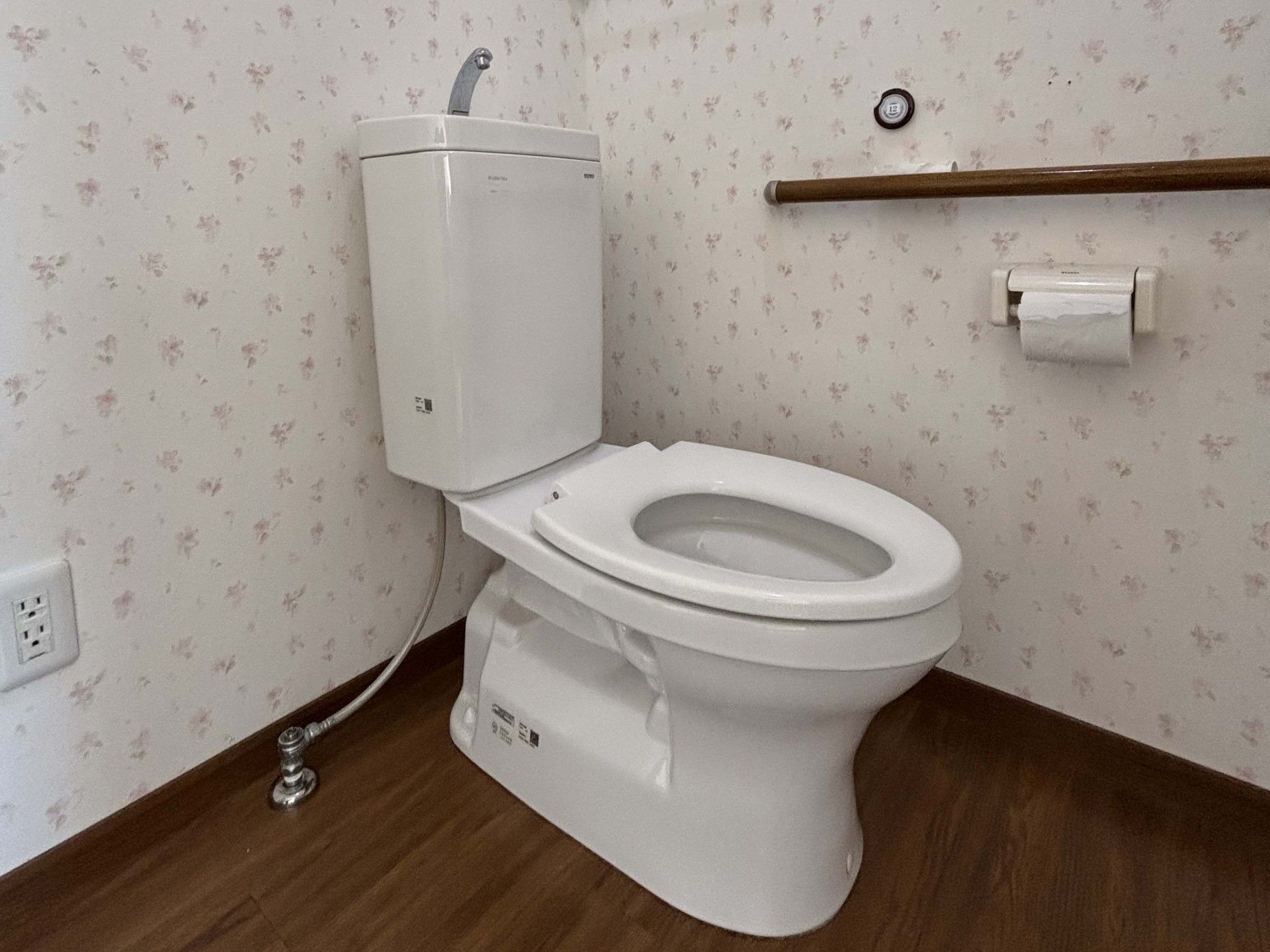 手すり付きのトイレ