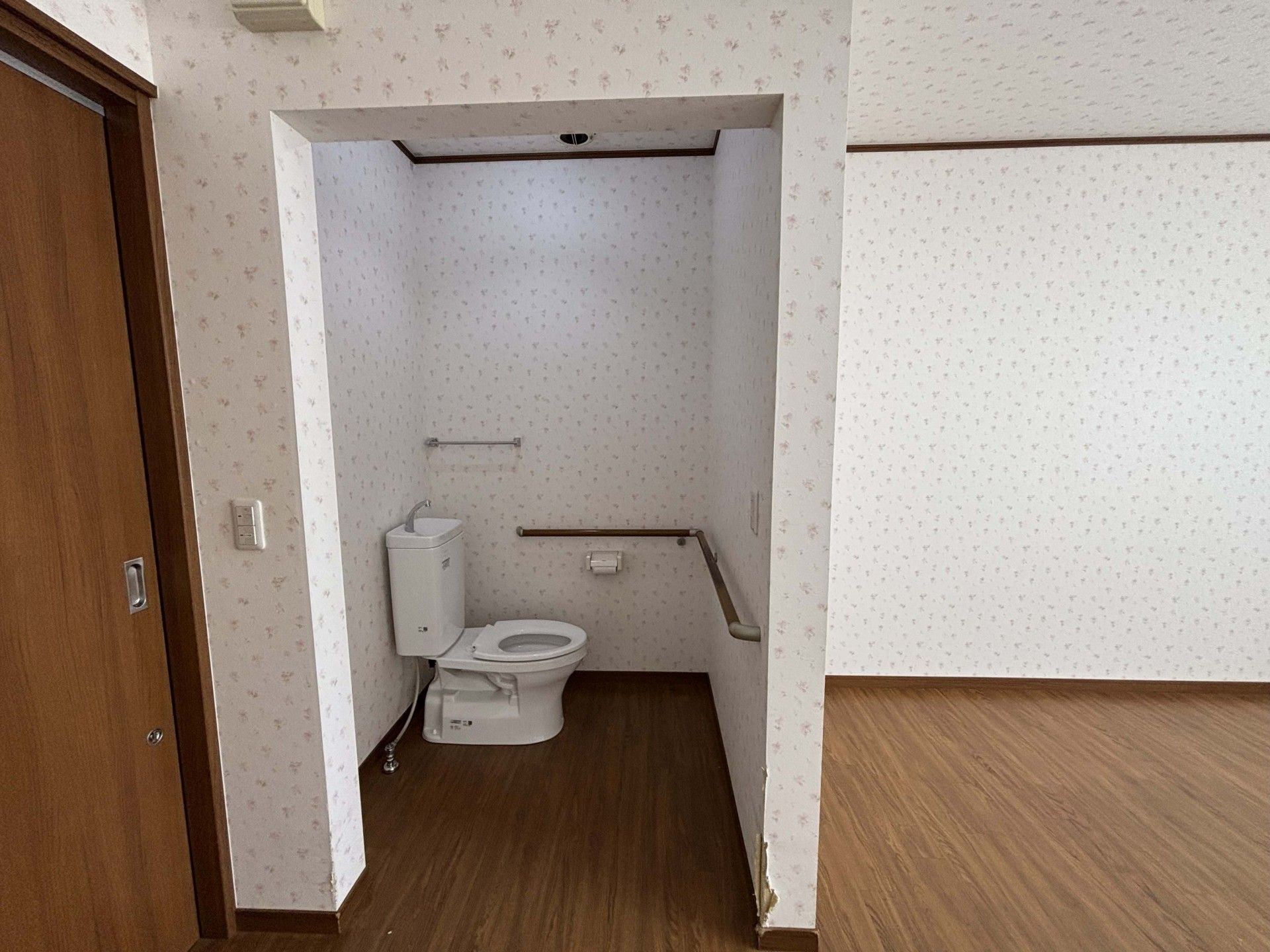 手すり付きのトイレ