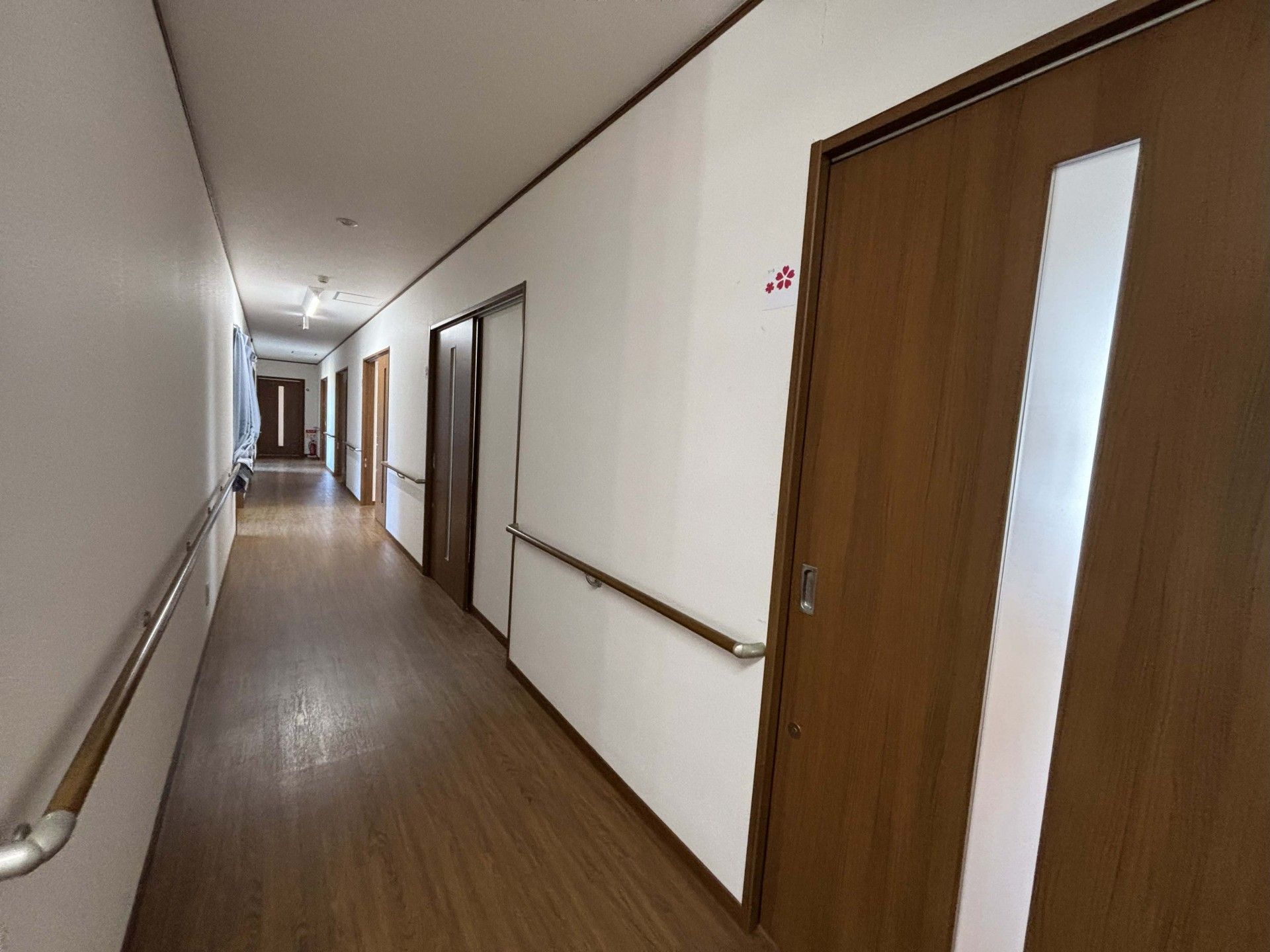 手すり付きの長い廊下