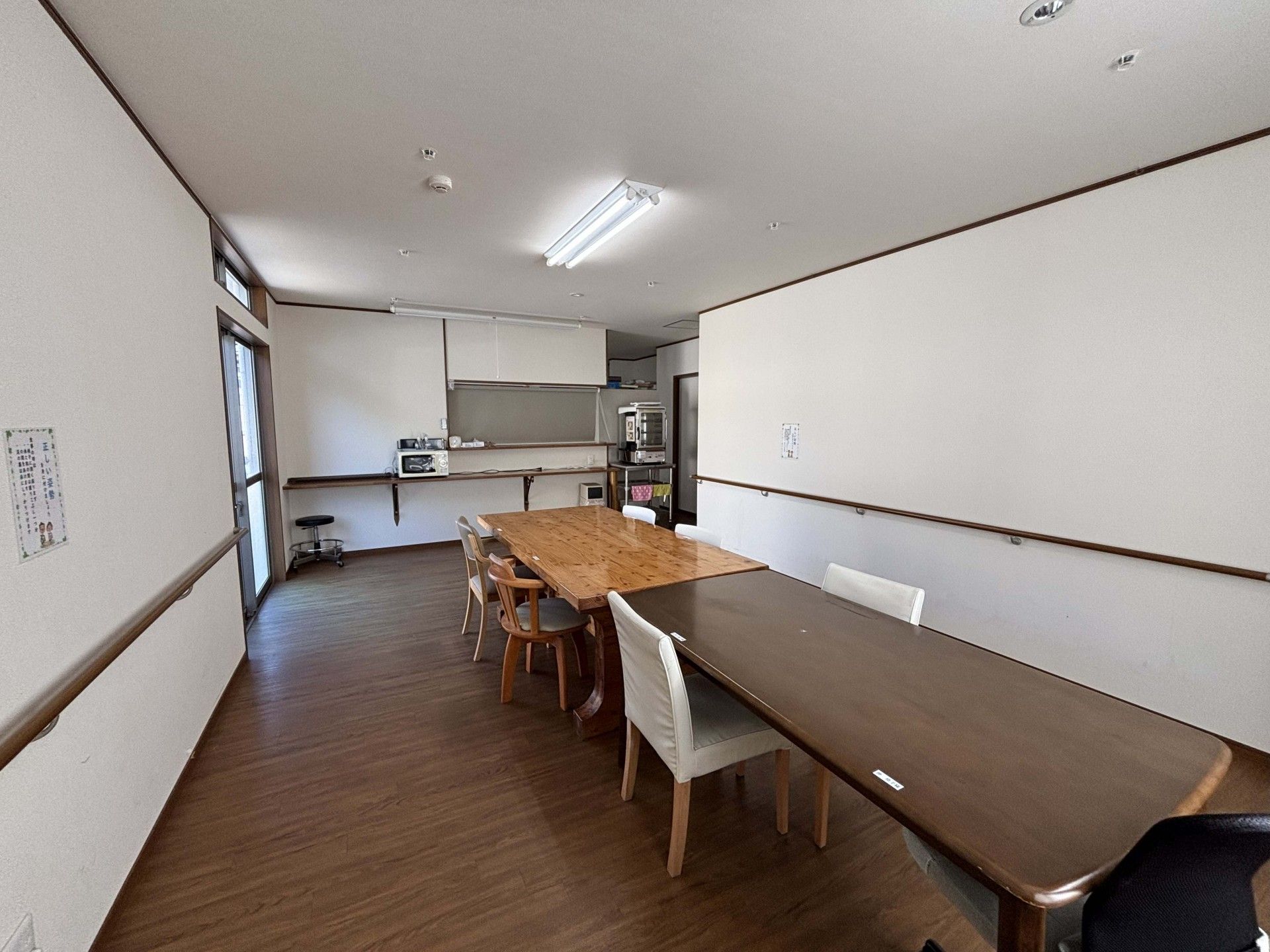 広いテーブルのある部屋