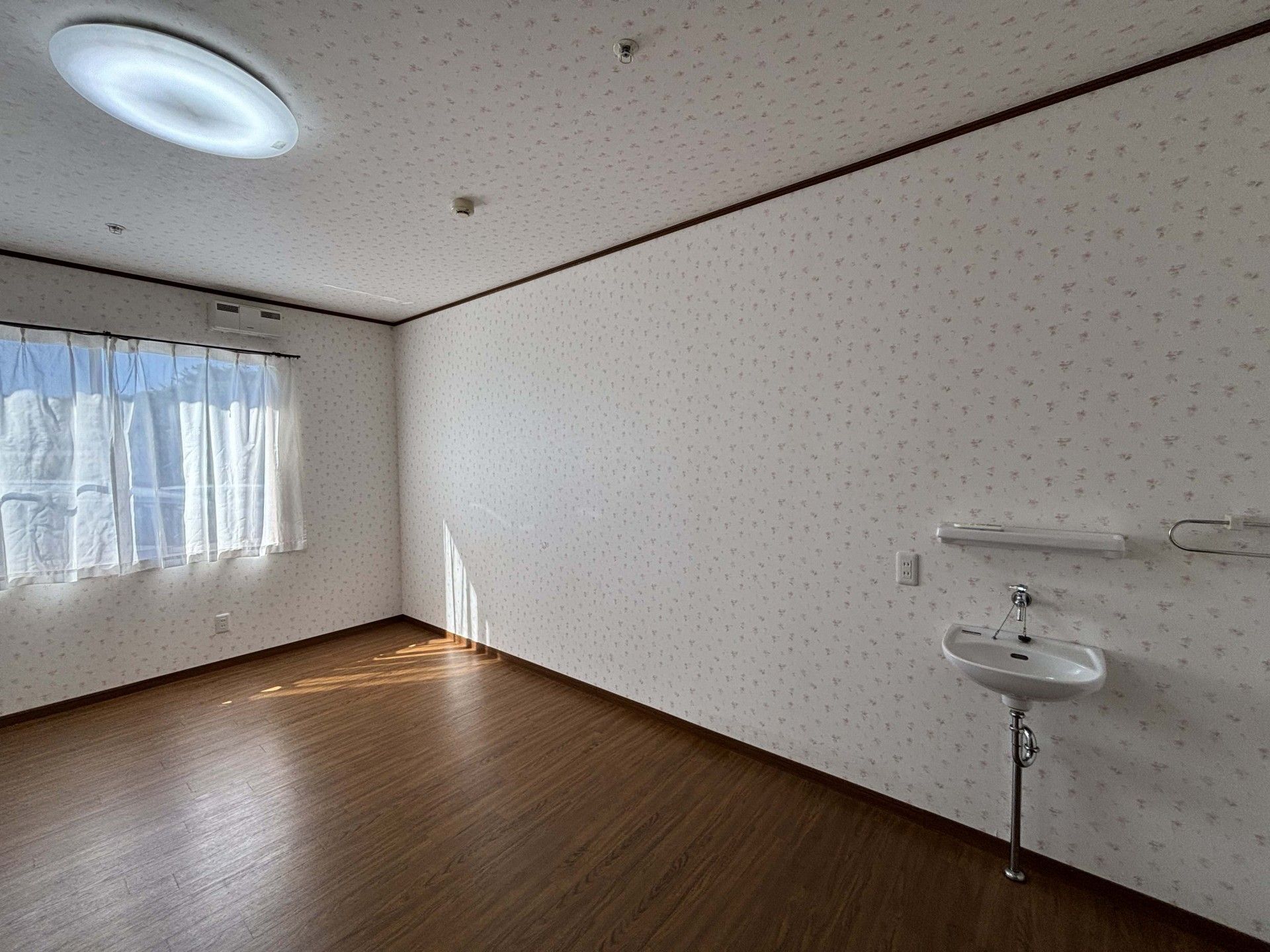 日差しが差し込む部屋