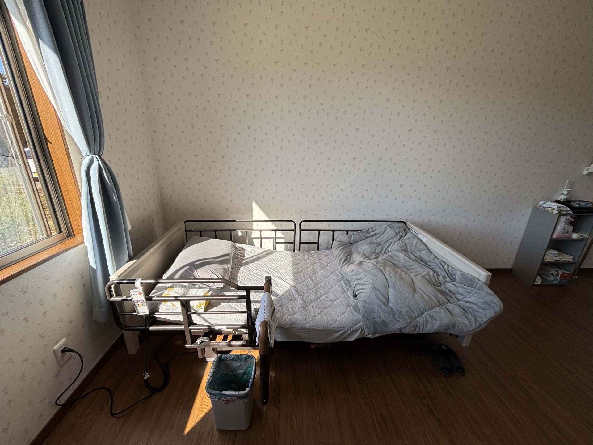 日差しが差し込むベッド