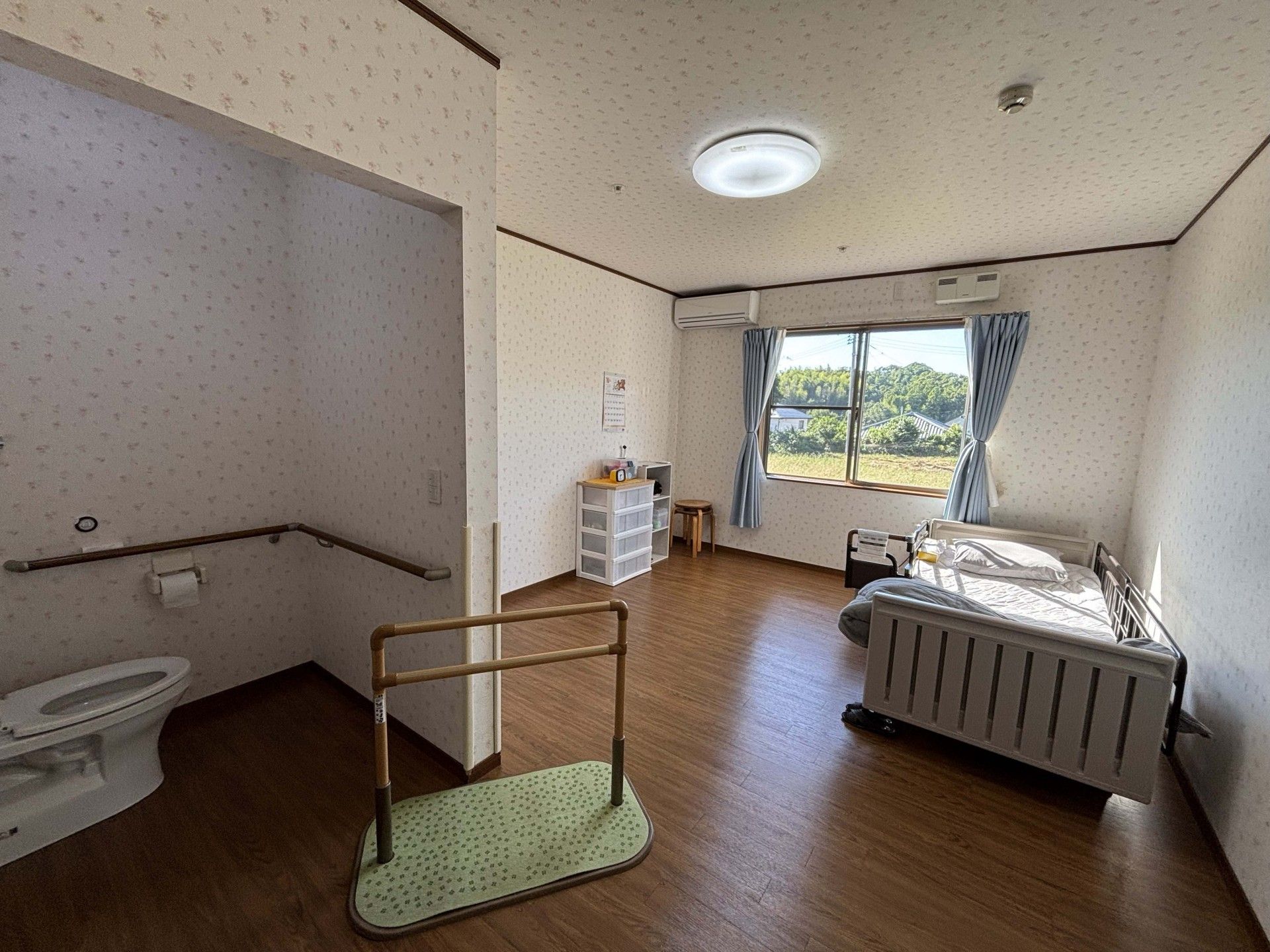 窓際のベッドとトイレ