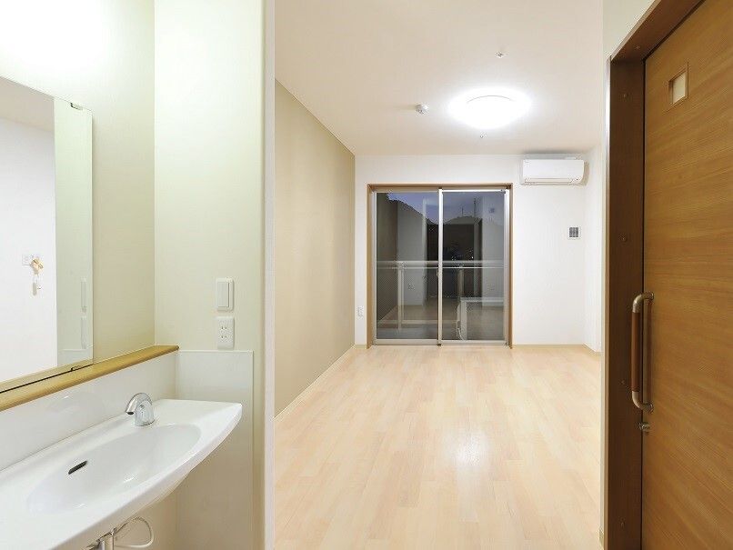 トイレや洗面所が付いた居室はフローリングで、窓の横にはエアコンもついている。