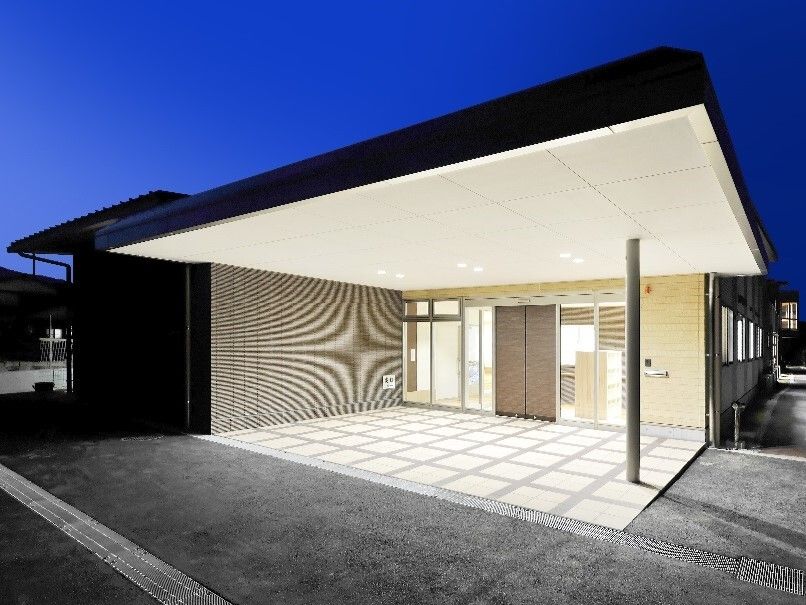 建物のエントランス部分には重厚感のあるドアが設置され、大きな屋根も付いている。モダンアートの美術館のようなデザイン。