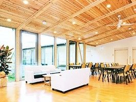 四角いソファが置いてある施設内のリビングスペース。椅子とテーブルが置いてある食堂もある