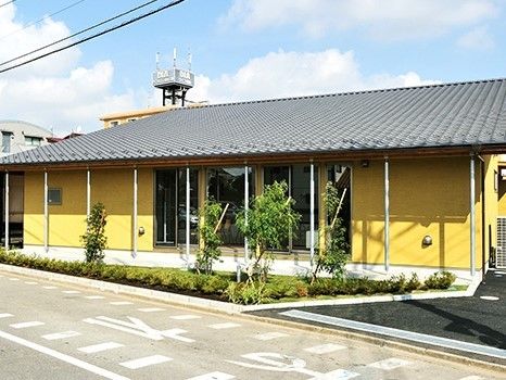 平屋建ての小さな建物の様子。サービス付き住宅の外観を写したもの