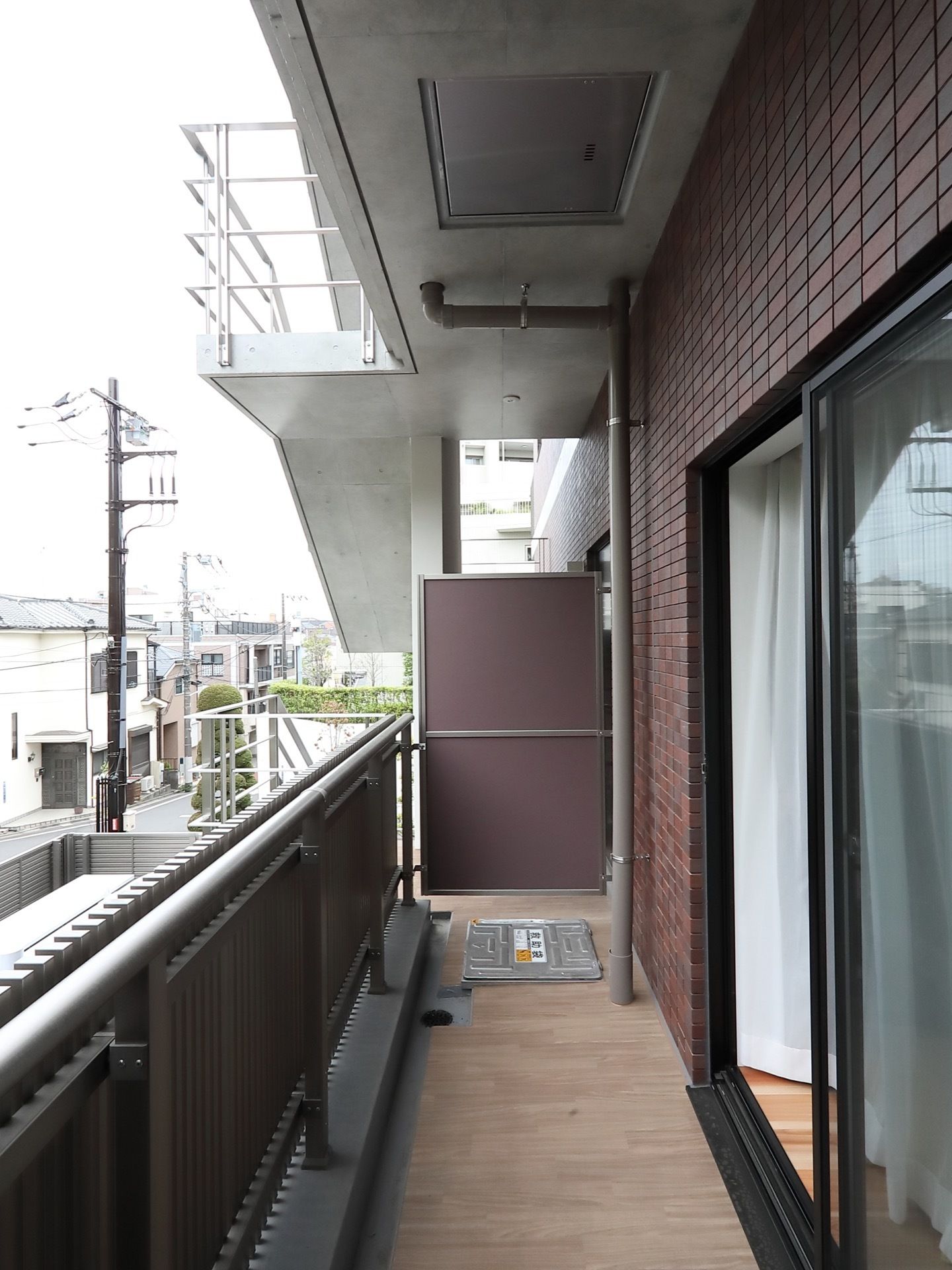 居室にはベランダが設置されており、隣の居室とは壁が取りつけられている。ベランダからは町並みが見えている。