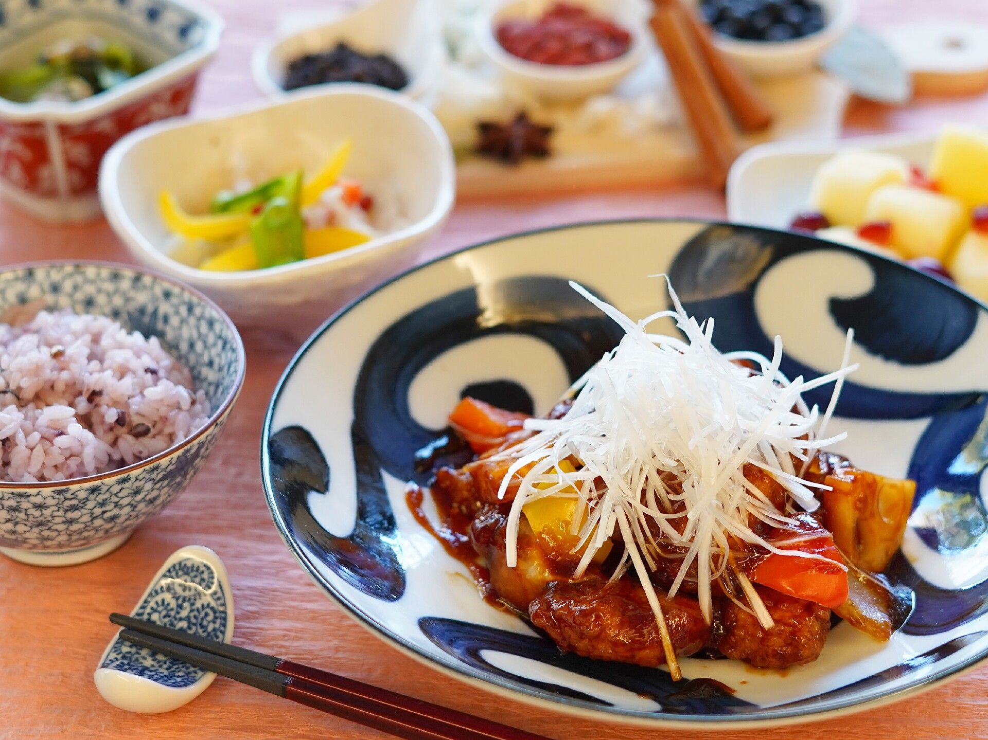鶏肉の煮物、春巻きや赤飯などが付いたメニュー
