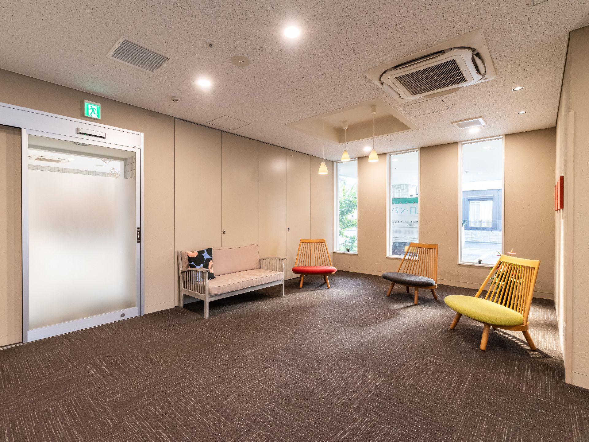 さまざまな部屋にアクセスすることができる廊下