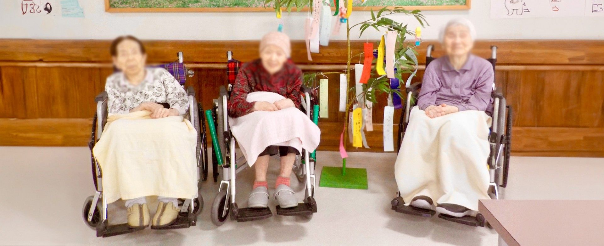 七夕飾りと車椅子の方々