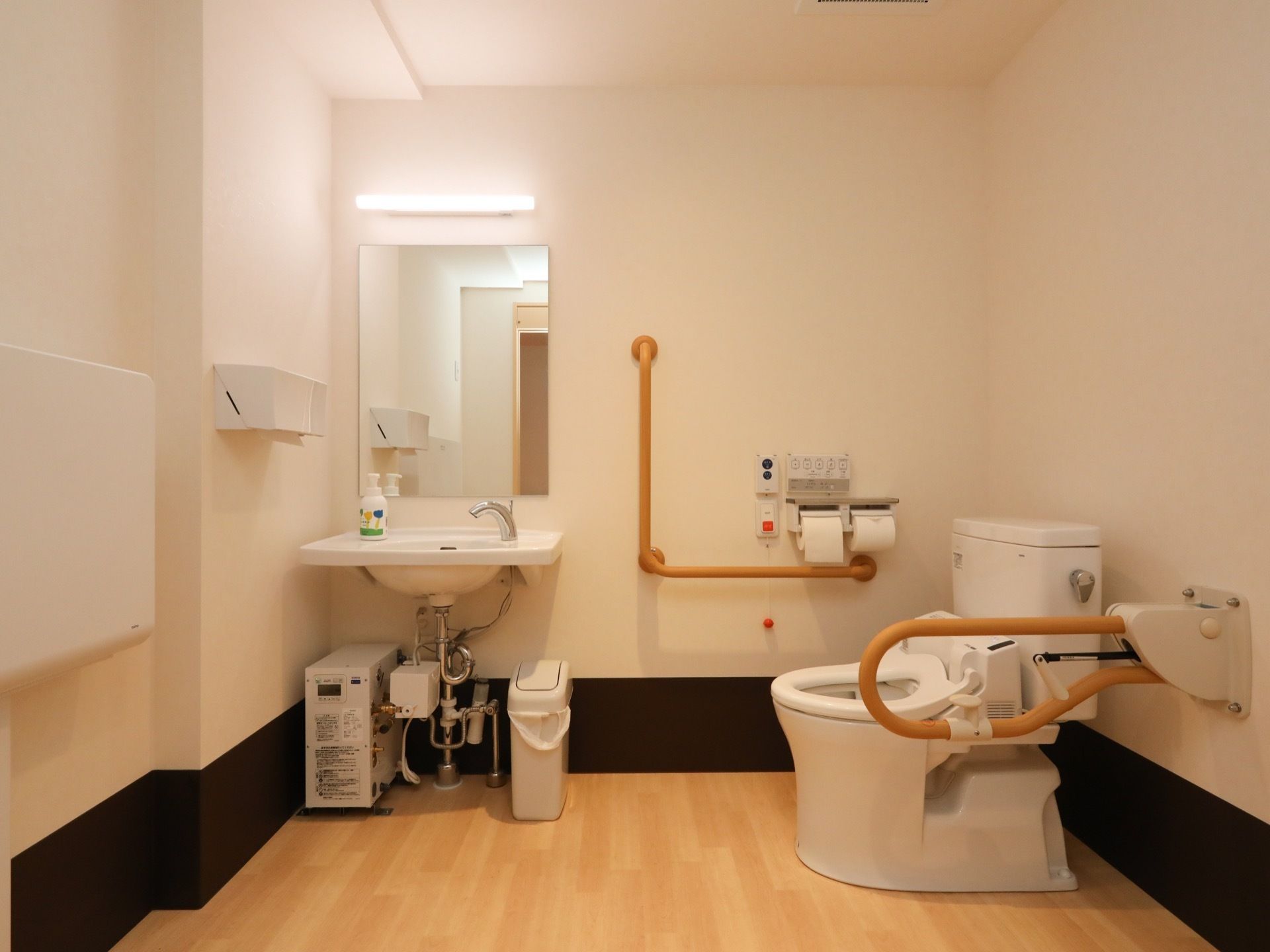 トイレは白を基調としていて清潔感がある。手すりやナースコールが付いているので、安心して使用することができる。