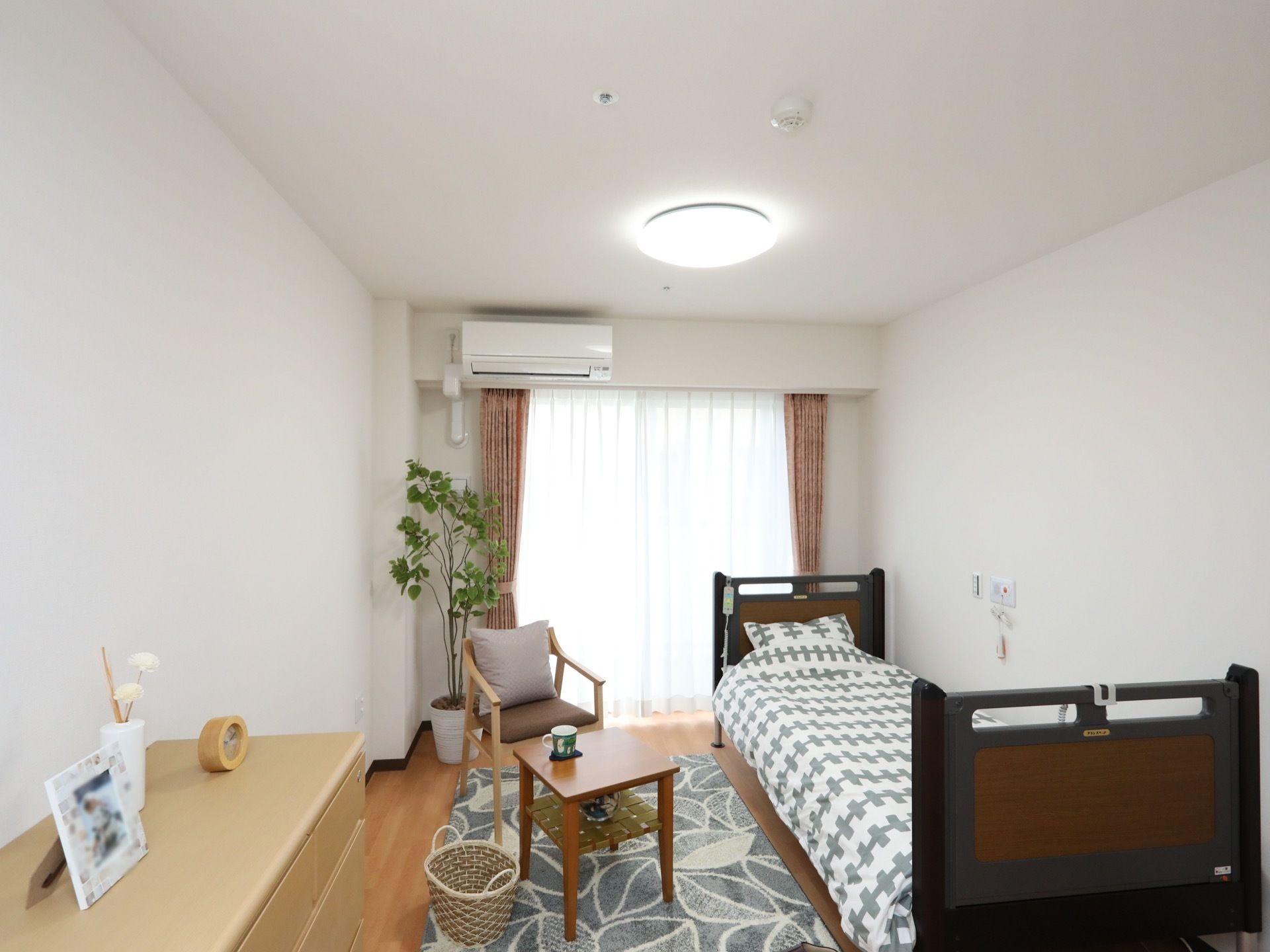 居室は個室なので、入居者様は周りの目を気にすることなく生活できる。ナースコールも付いているので安心である。