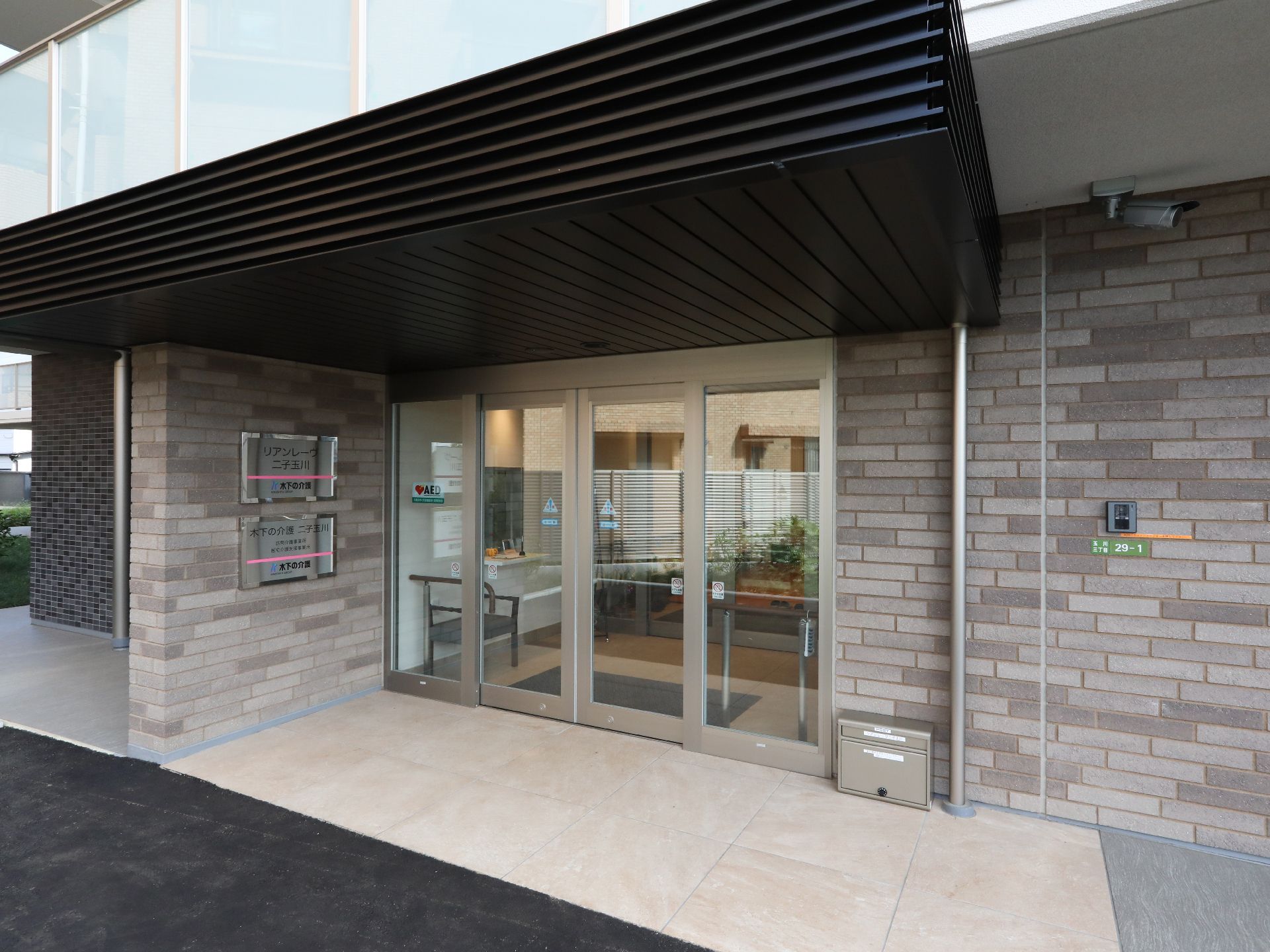 ５階建ての建物は一見高齢者向けの施設に見えないグレーのおしゃれな外観。