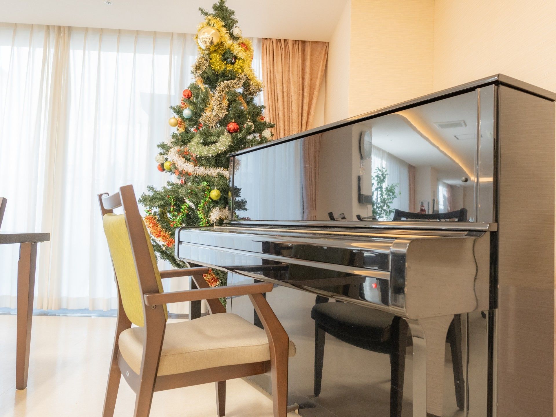 ピアノとクリスマスツリーがある居室