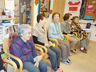 クリスマスの飾りを施した館内でレクリエーションを楽しむ女性入居者たち。