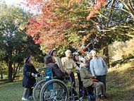 車いすの入居者も一緒に紅葉狩りに出かけている。