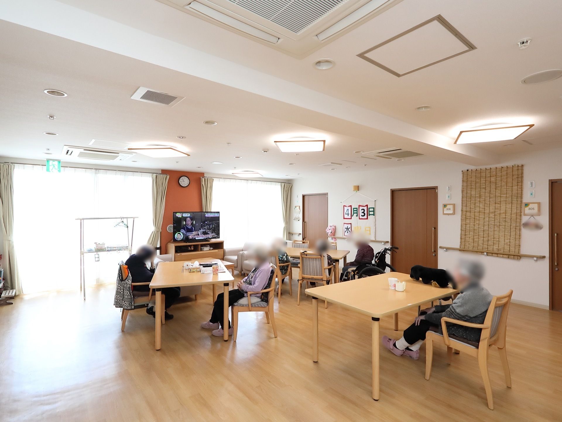 今日の日付がわかるように、大きな数字と曜日を壁に貼っている。テーブルは使いやすいよう、ランダムに配置している。