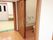居室内に取り付けられているトイレの様子。引き戸仕様のトイレの写真