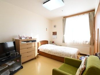 家具とベッド揃っている居室