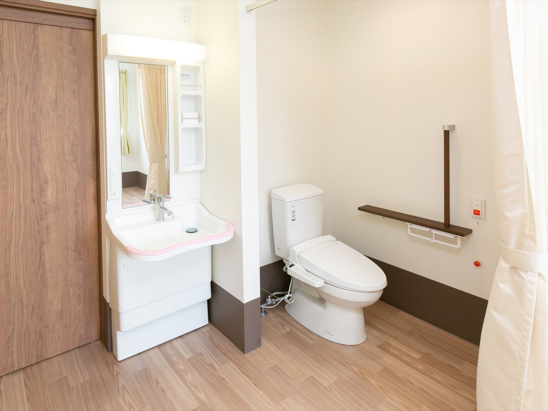 居室には独立洗面台やトイレといった、水廻りの設備が整っている。ドア付近に集約して、より広く室内を利用できるようにしている。