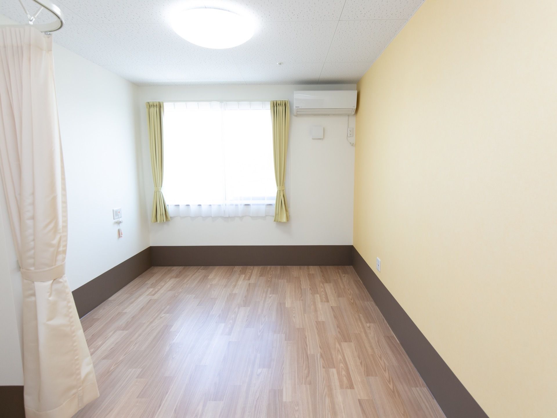 明るく清潔感のある室内は日当たりが良く、居心地の良い雰囲気になっている。内装もシンプルながらおしゃれなデザイン。