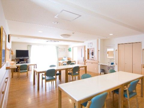「フォーユー東大阪」の食堂。スタッフと入居者が楽しく談笑する場所にもなっている。