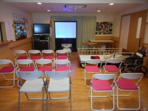 「フォーユー東大阪」の研修。スタッフとの情報交換を行っている。