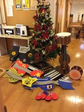 「フォーユー東大阪」のクリスマス会。手作りの楽器で盛り上がれる。
