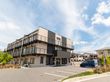 ３階建てで、茶色の落ち着いた色合いが特徴の施設の外観