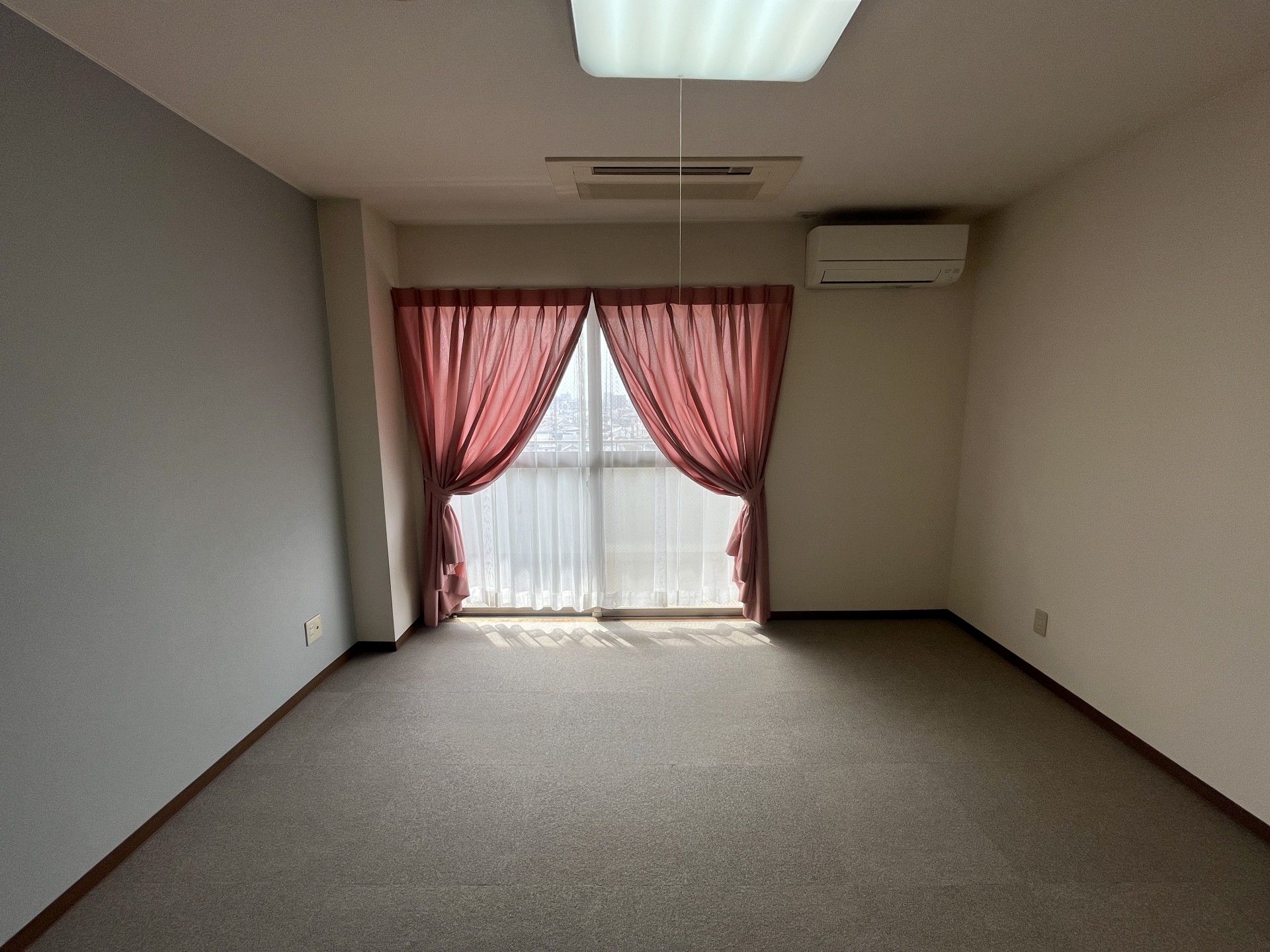 日差しが差し込む部屋