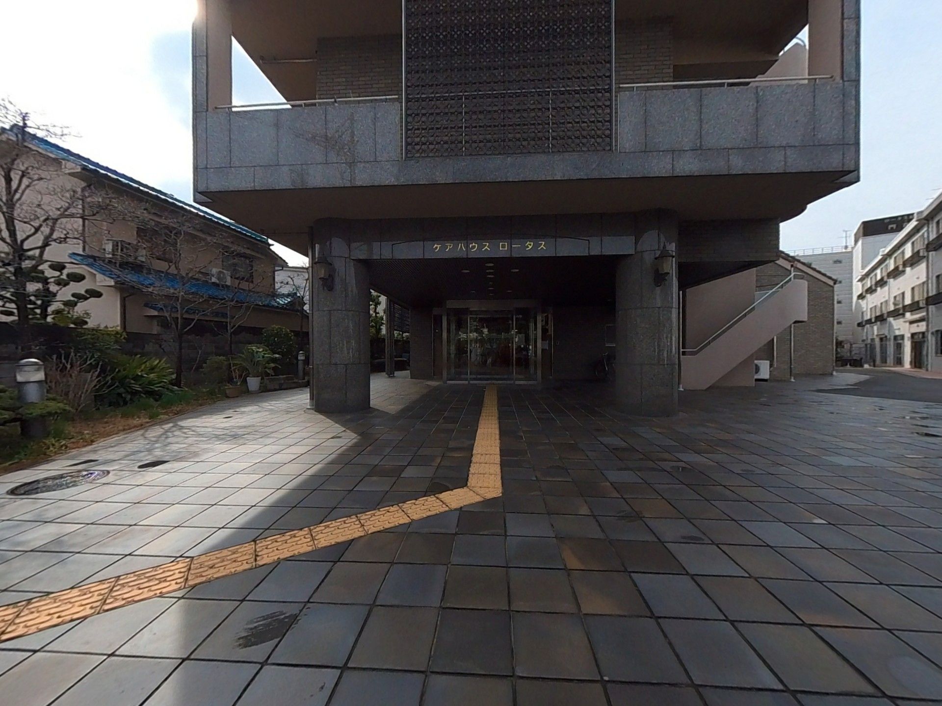 エントランスの外観