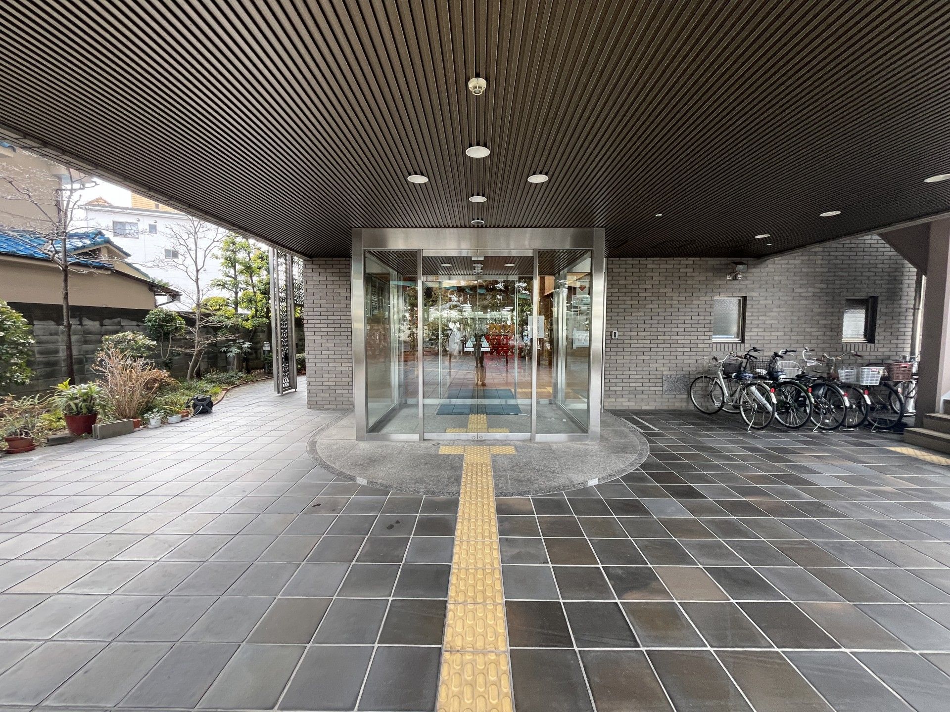 自転車置き場のある玄関