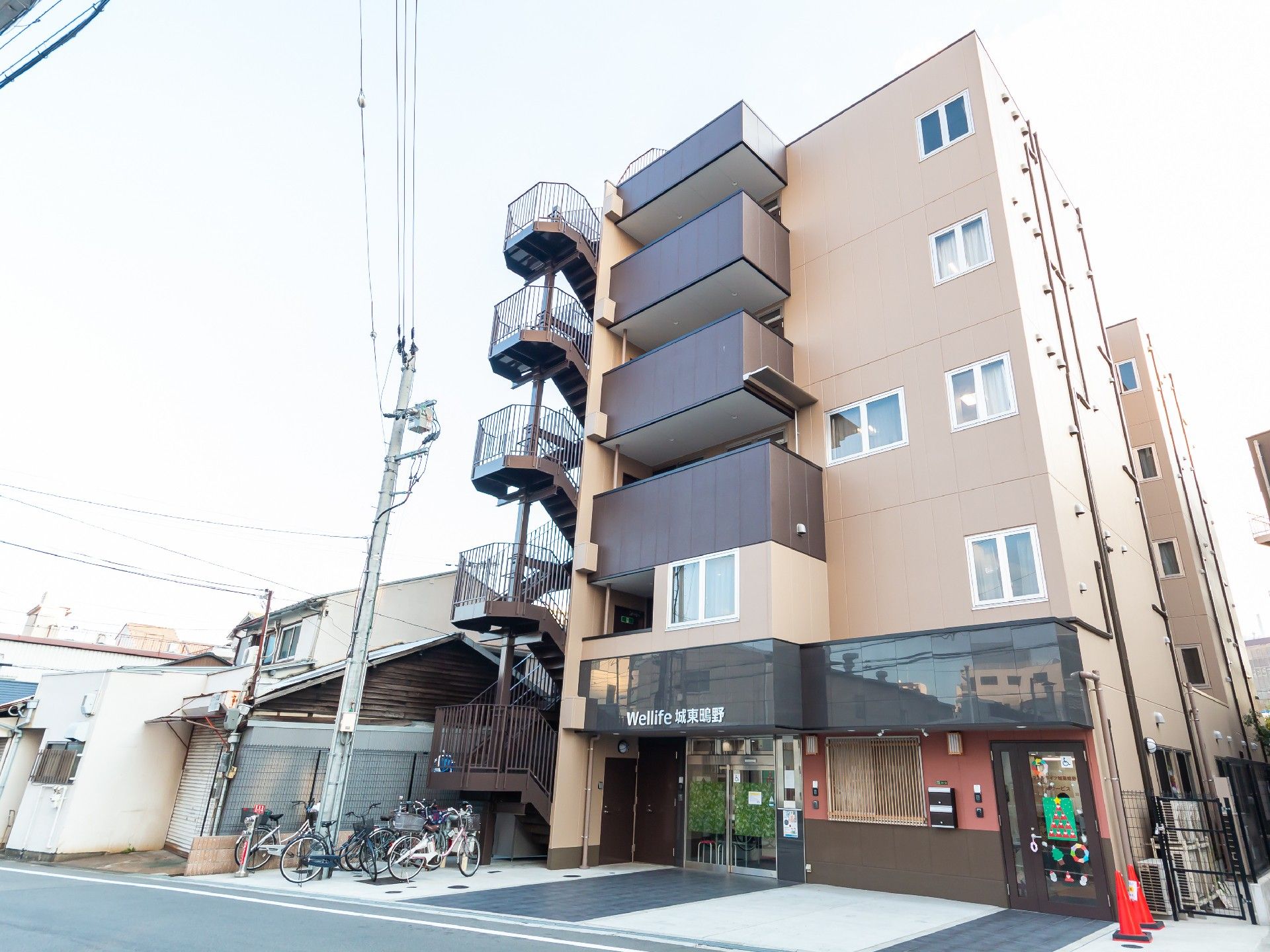 モダンな外観の建物