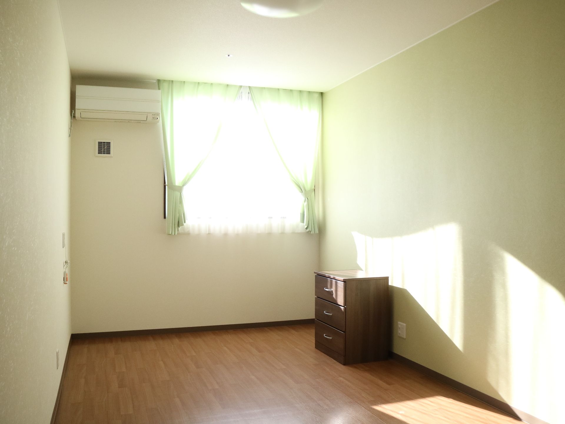 入居者様が好きなように家具を置いたり、模様替えをしたりできる居室
