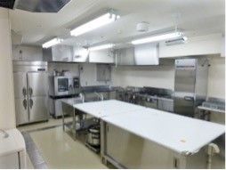 ステンレス製の器具がそろった本格的な厨房はきれいに掃除がされている。