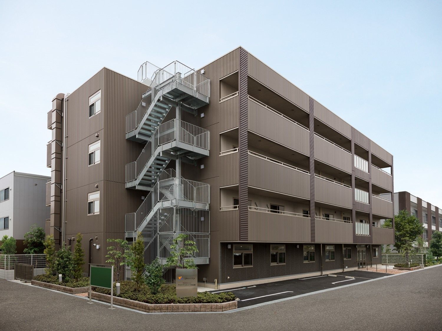 フローリングの居室にはまだ家具は置かれておらず、トイレが入り口付近にある。