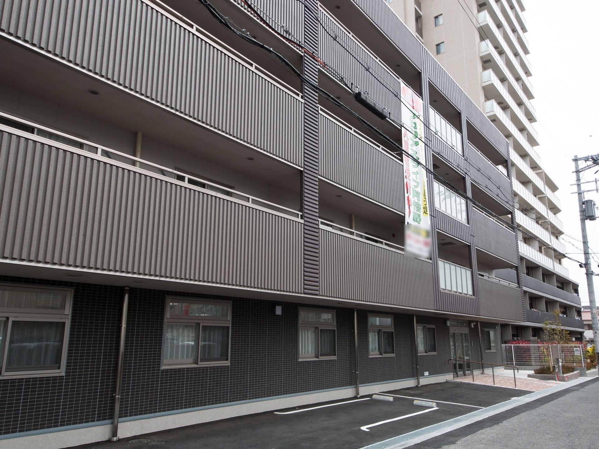 茶色い壁のモダンな建物。一見するとマンションに見える