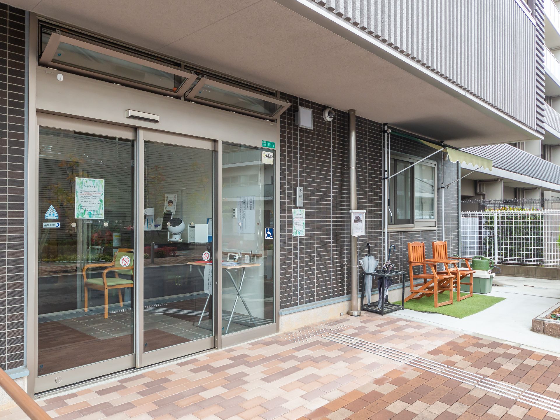 施設の入り口から見た、斜施設全体の外観