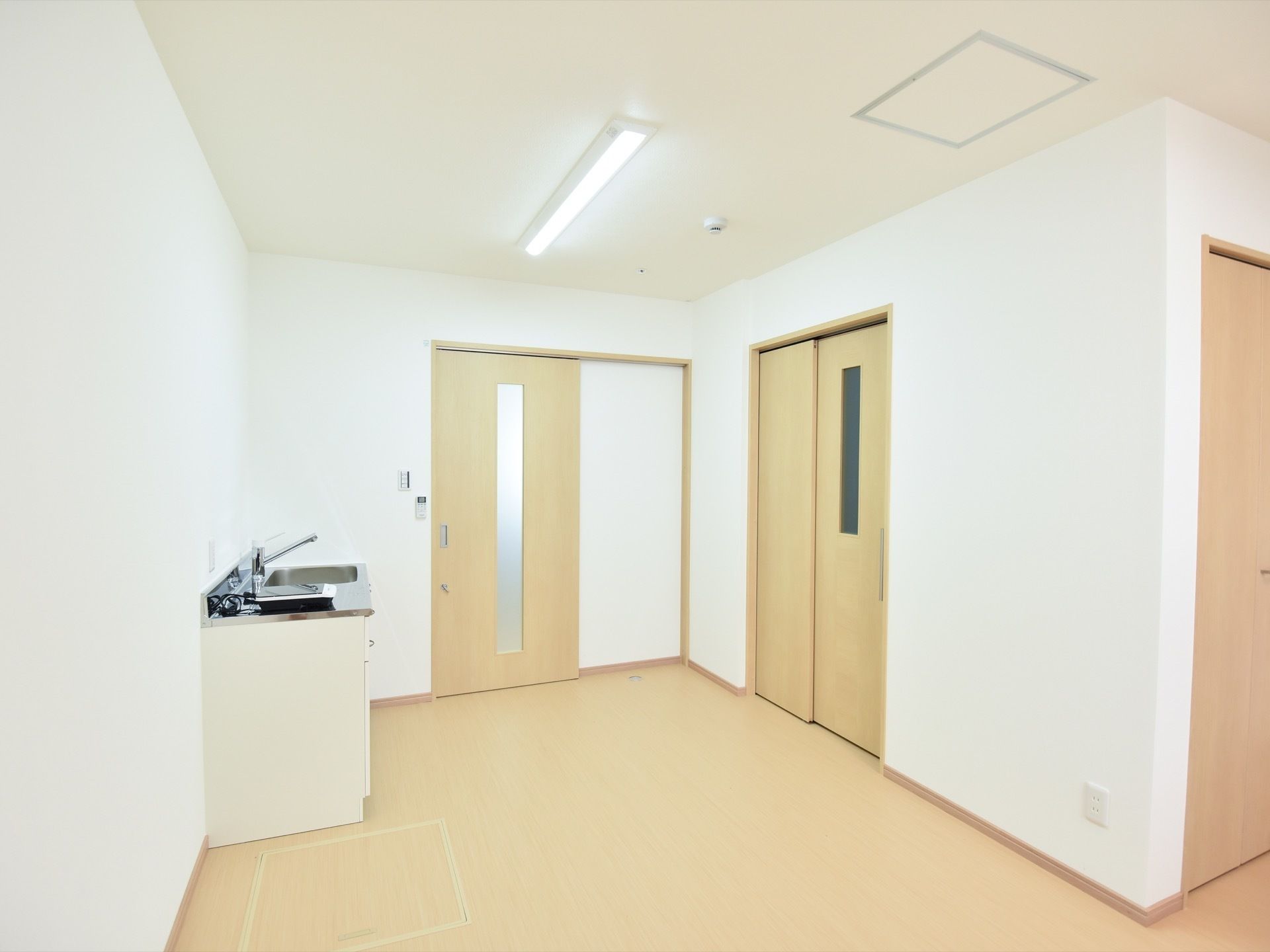 居室を入るとすぐに、キッチンやトイレといった水廻り設備が整えられている。室内は明るく広々として、居心地の良い雰囲気。