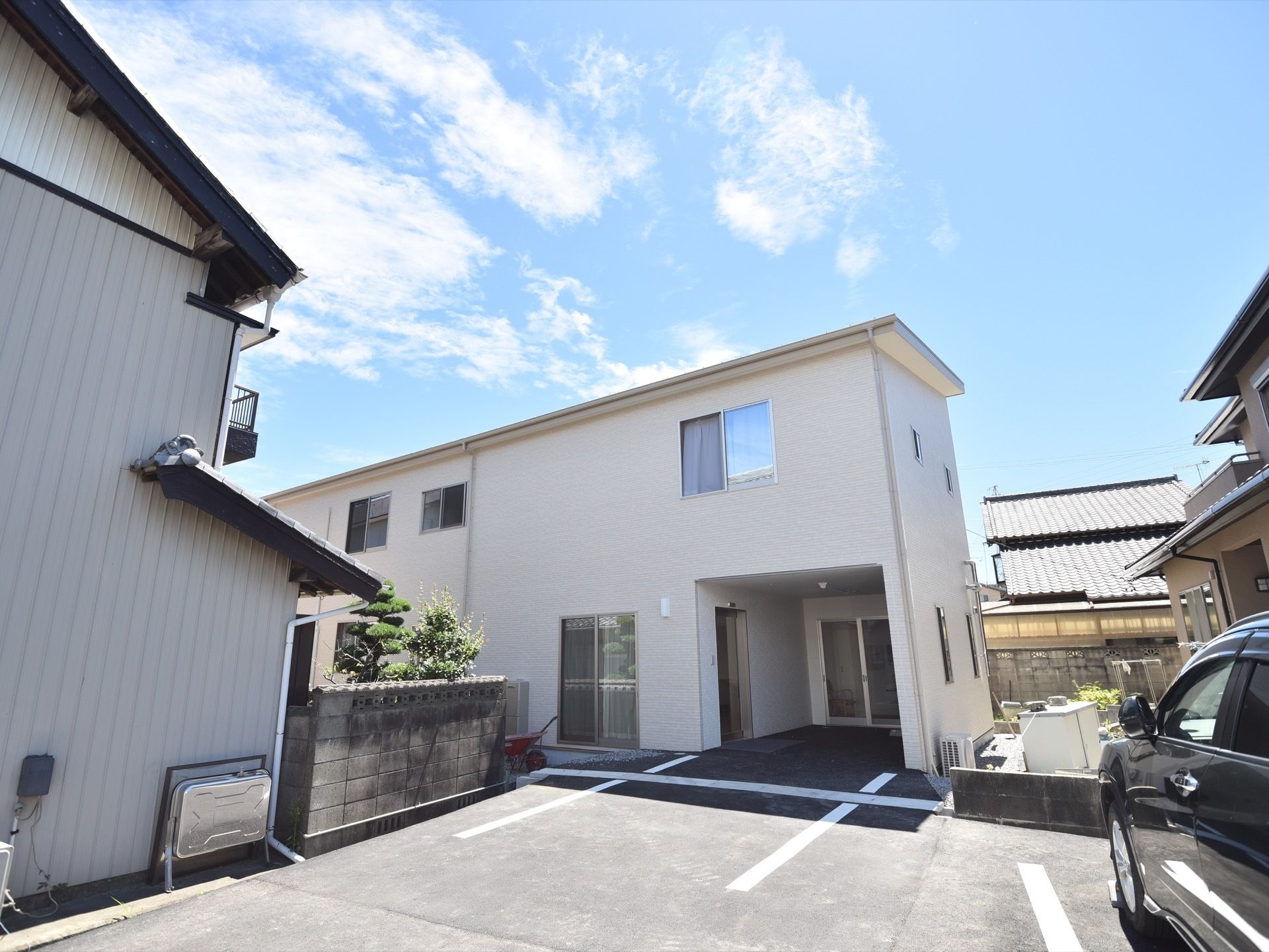 エントランスは車寄せになっているので、外出のときにも、入居者様の負担を最小限にして移動できるように造られている。
