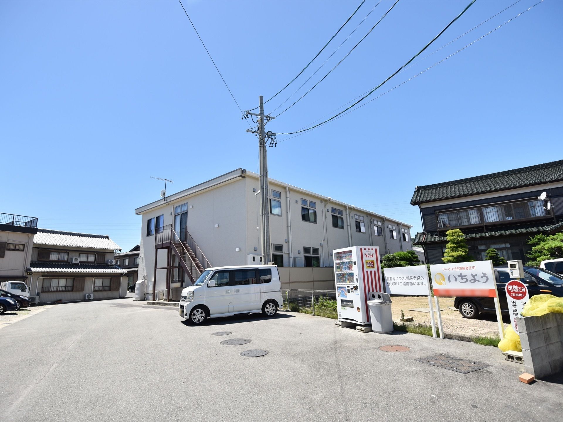 周囲には住宅街が広がっており、日を遮るような高い建物がなく日当たりは良好。エントランスまでの私道も道幅が広く、車でも通行しやすい。