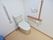 トイレには温水洗浄便座が完備されている。壁に設置されている操作盤のボタンを押して、だれでも簡単に利用できる。