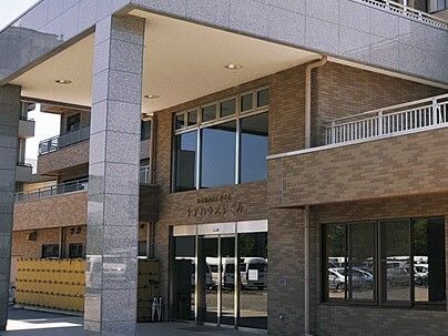 ブラウン系の建物は重厚感があり、玄関には大きな車寄せが付き、自動ドアが設置されている。