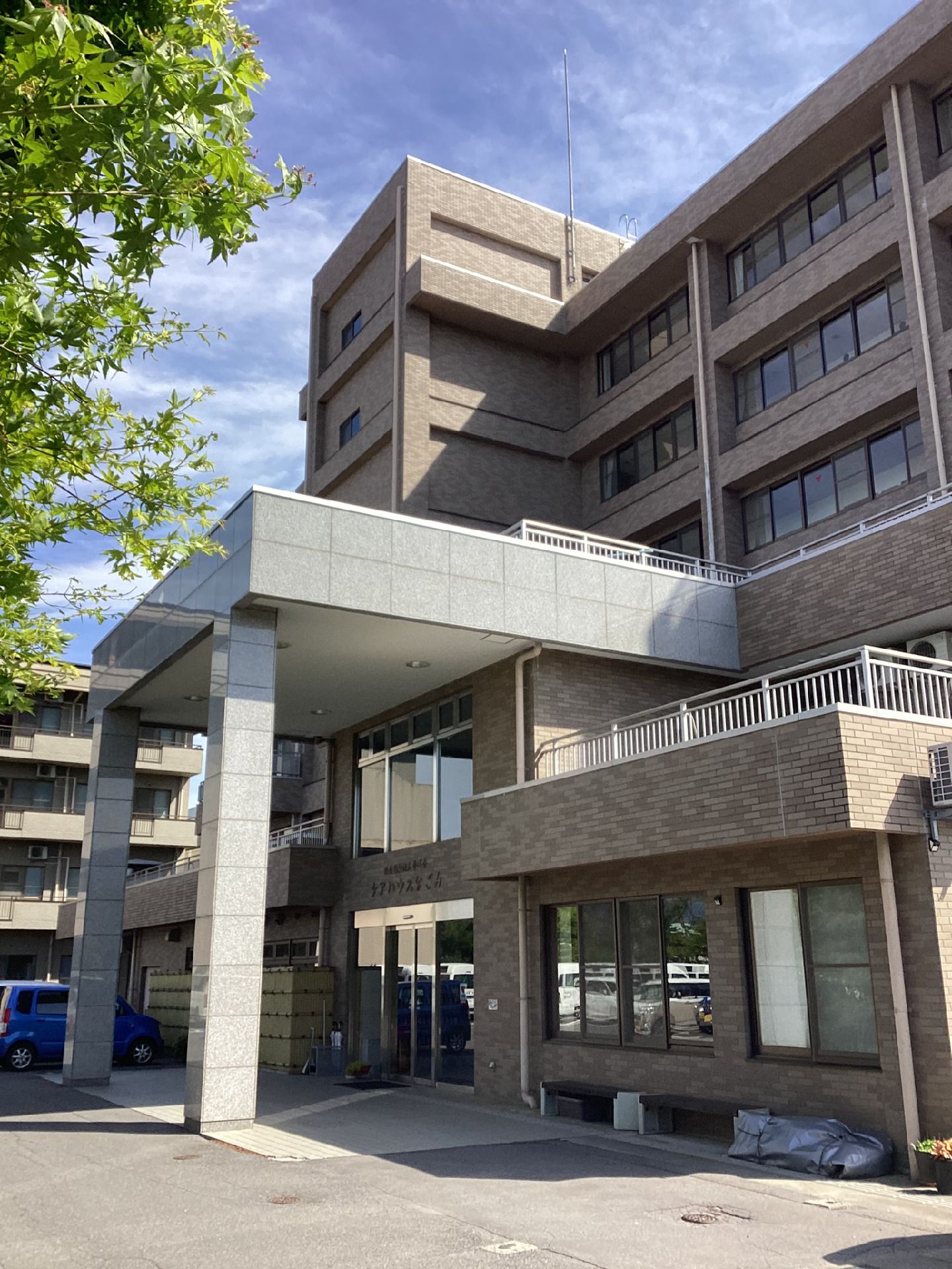 7階建てのケアハウスの外観