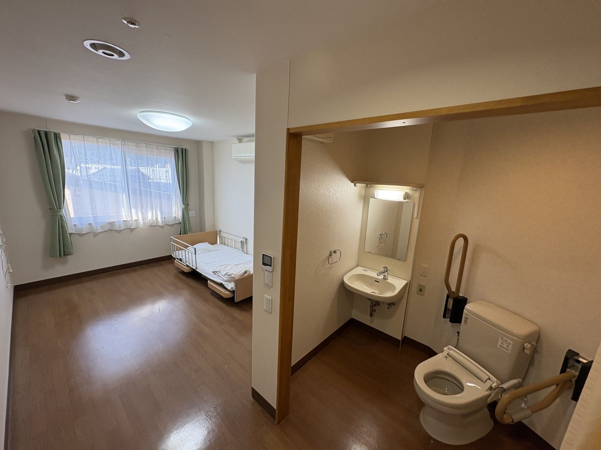 明るい個室と設備
